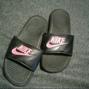 nike slides. great condition.